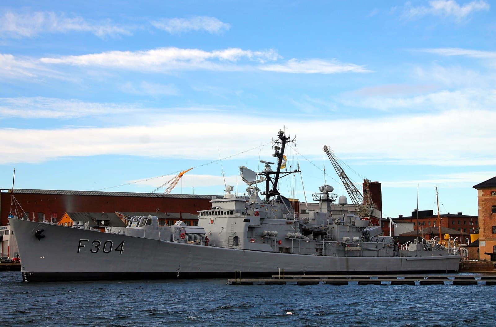 Fregatten KNM Narvik (F304) fortøyd på Karljohansvern