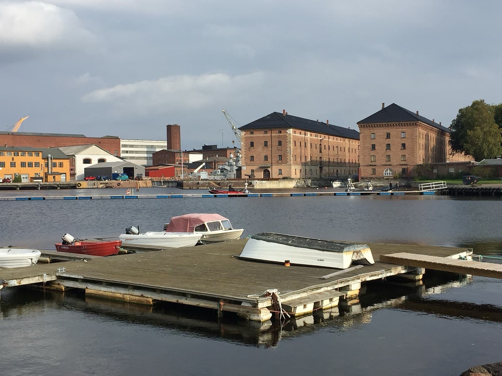 De gamle magasinbygningene i tegl ved havna på Karljohansvern, der Marinemuseet holder til