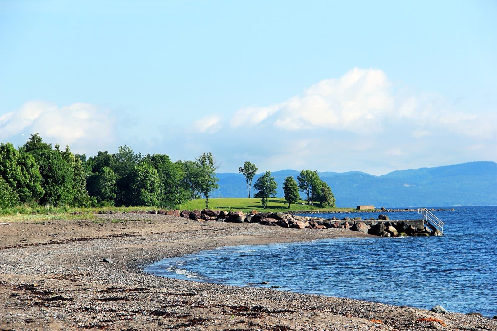 Strand og steiner på Karljohansvern med utsikt over Oslofjorden